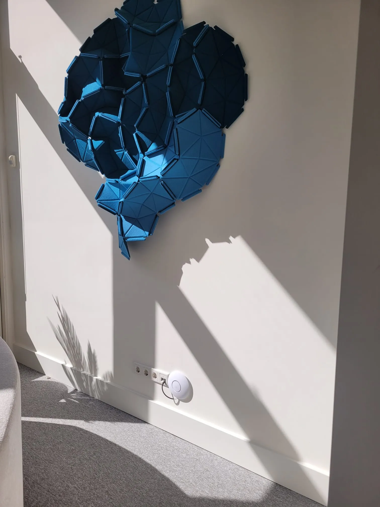 Akoestisch wandobject boven plintafwerking