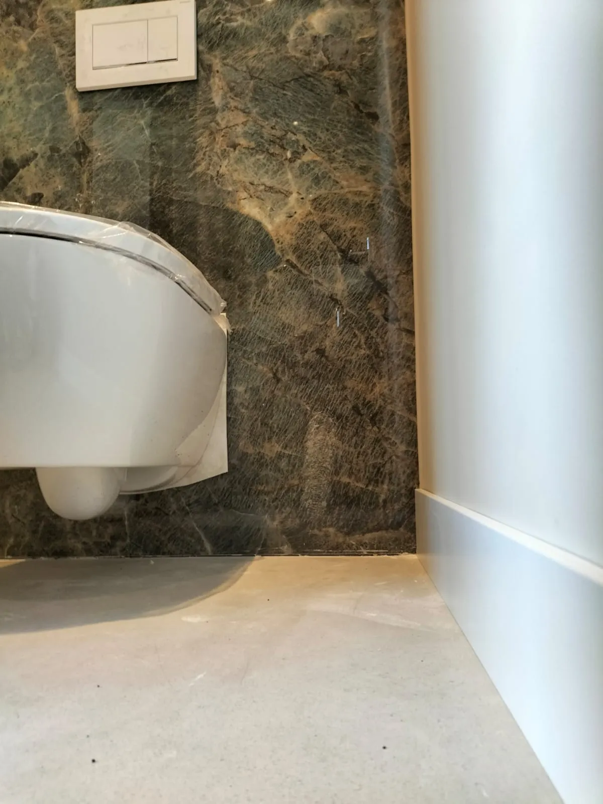 Badkamer met beton ciré wandafwerking en marmerlook