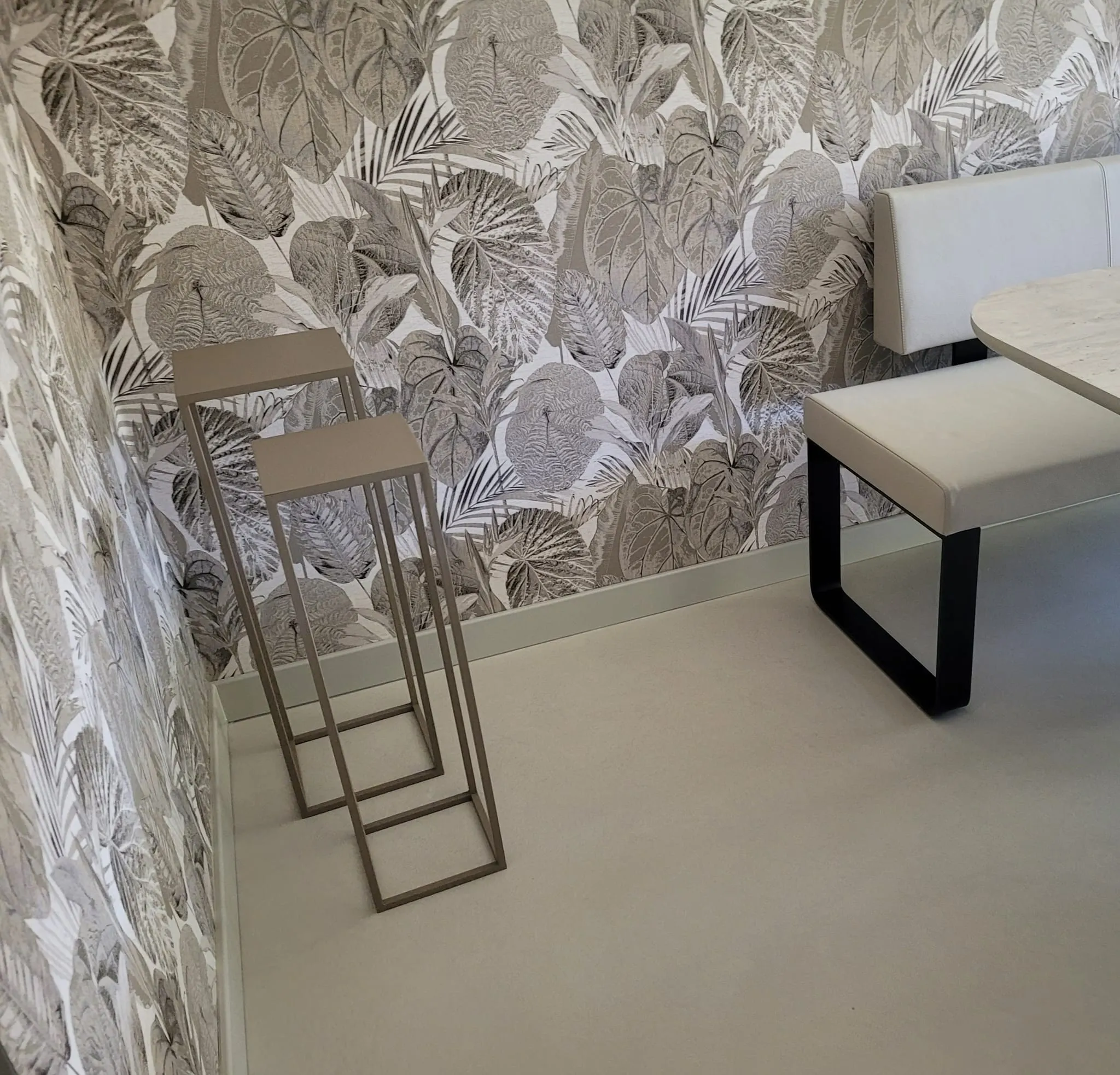 Botanisch behang in luxe zithoek met strakke plint