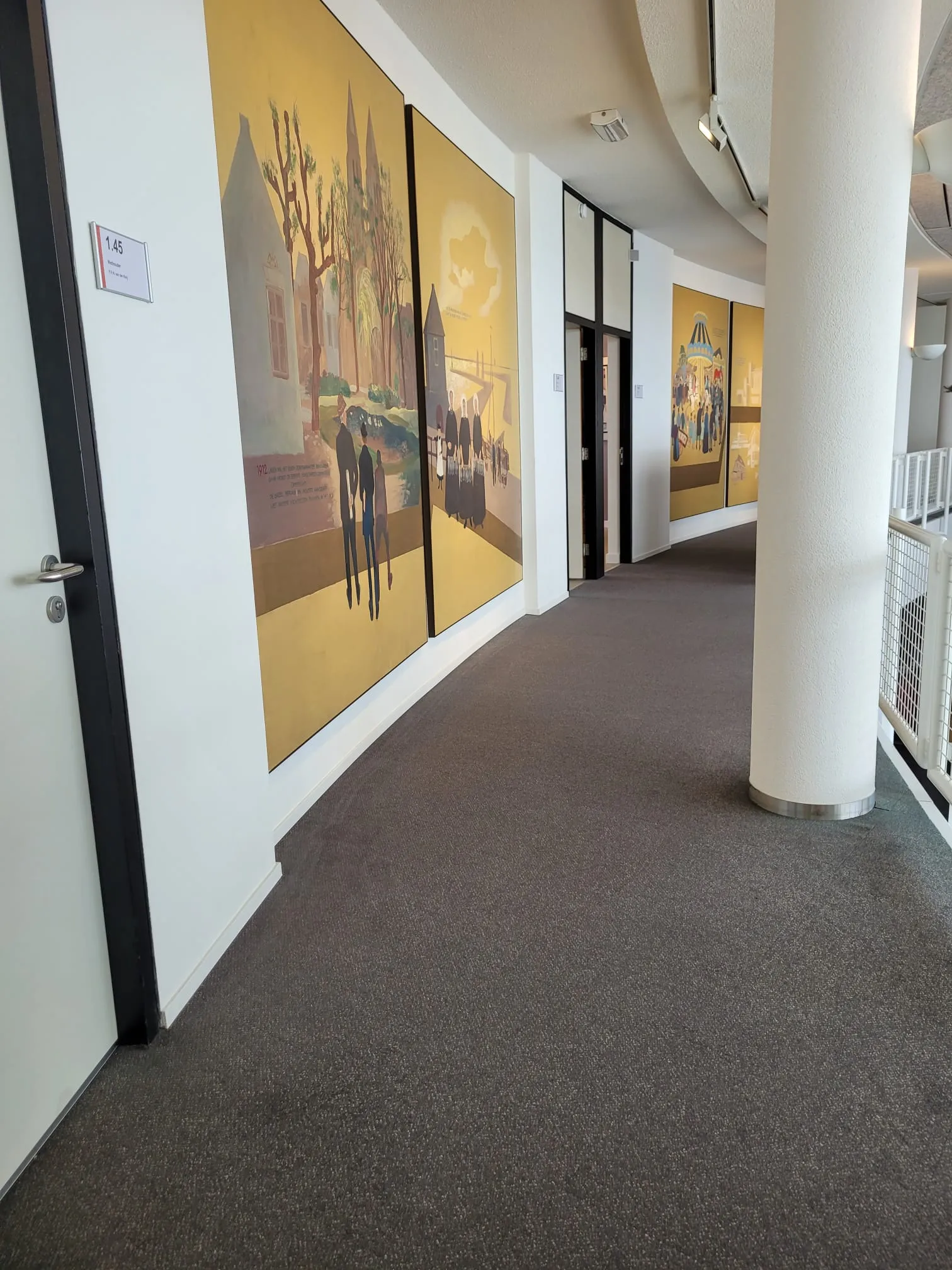 Gang met wandpanelen, plintafwerking en tapijtvloer