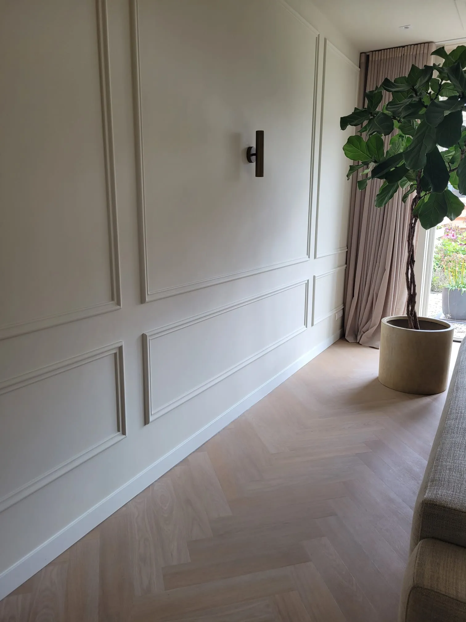 Luxe interieur met sierlijsten, visgraatvloer en hoge plint