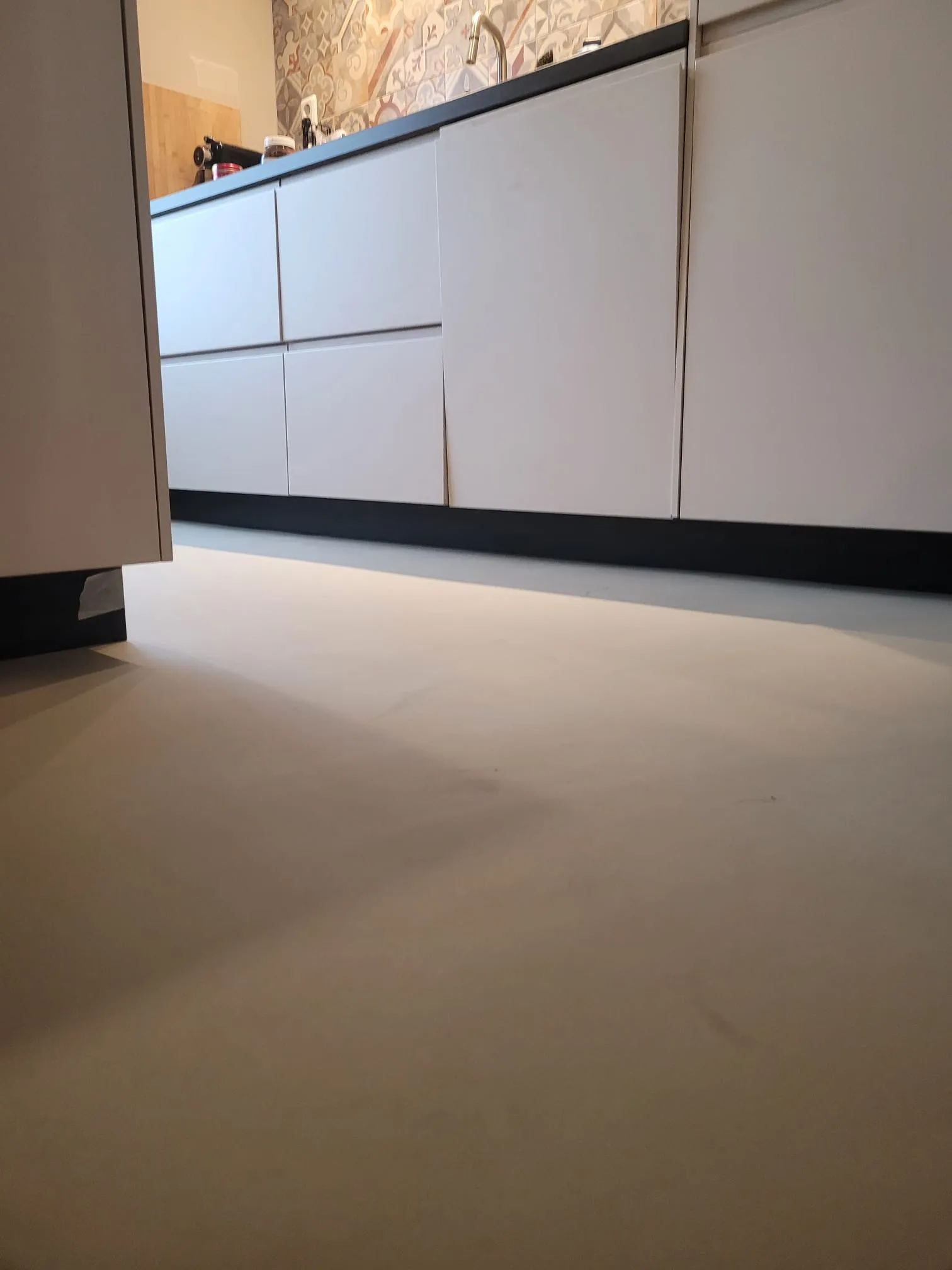Keuken met zwevende kast op beton ciré wand