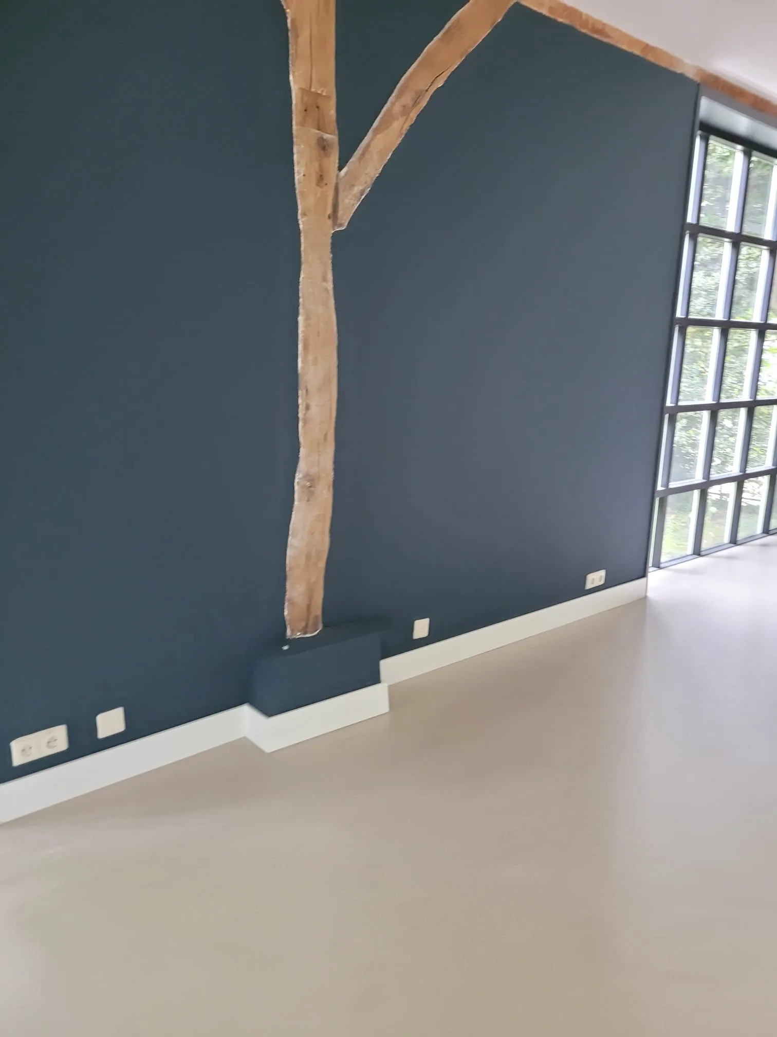 Accentwand met lederen wandbekleding en houten balk