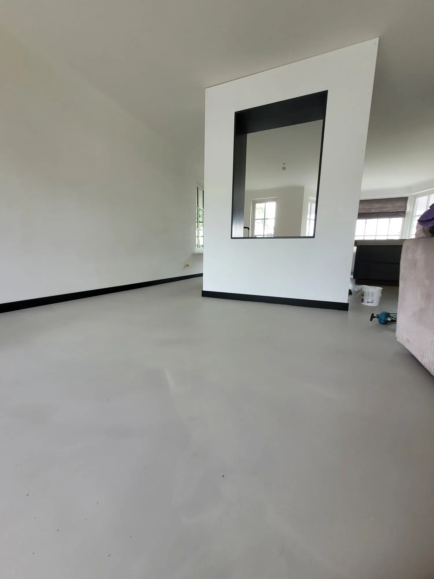 Open woonruimte met beton ciré wand en gietvloer