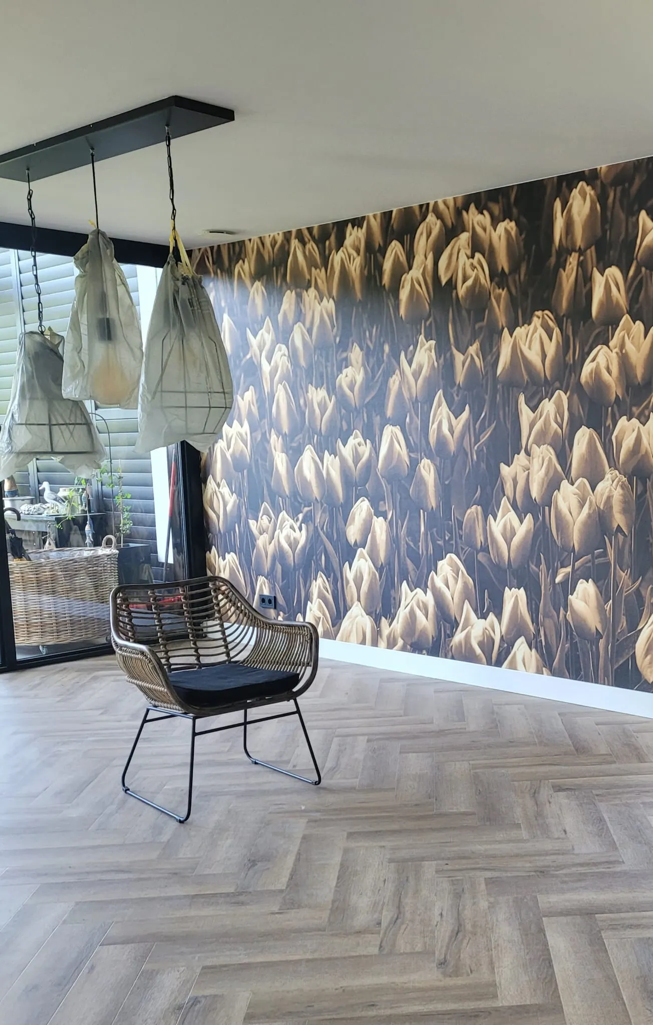 Accentwand met bloemenbehang, plint en houtvloer