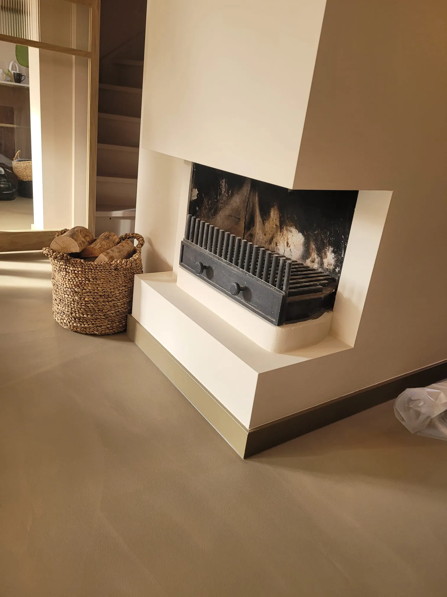 Haardombouw met geïntegreerde plint en moderne afwerking